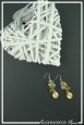 boucles-d-oreilles-chaine-penelope-couleur-dore-et-jaune-sur-fond-noir