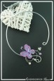 collier-en-aluminium-kami-couleur-blanc-et-lilas-sur-fond-noir