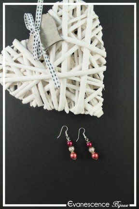 boucles-d-oreilles-sur-clous-patsy-couleur-argent-et-rouge-sur-fond-noir