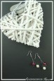 boucles-d-oreilles-en-fil-cable-dante-couleur-bordeaux-et-blanc-sur-fond-noir