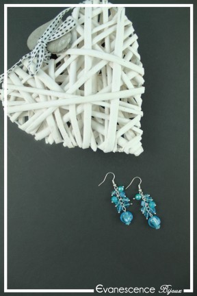 boucles-d-oreilles-chaine-patou-couleur-bleu-sur-fond-noir