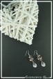 boucles-d-oreilles-chaine-penelope-couleur-argent-et-chocolat-sur-fond-noir