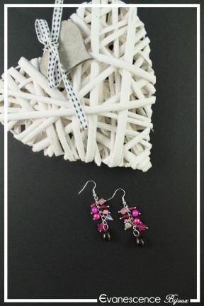 boucles-d-oreilles-chaine-alizee-couleur-fuchsia-sur-fond-noir