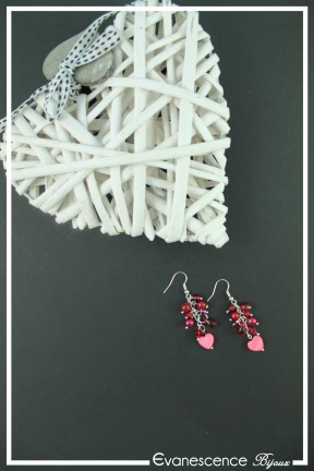 boucles-d-oreilles-chaine-iloa-couleur-rouge-sur-fond-noir