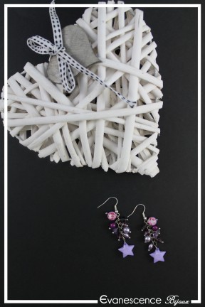 boucles-d-oreilles-chaine-voxane-couleur-mauve-sur-fond-noir