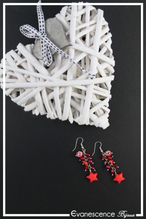 boucles-d-oreilles-chaine-voxane-couleur-rouge-sur-fond-noir