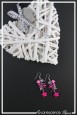 boucles-d-oreilles-chaine-voxane-couleur-fuchsia-sur-fond-noir