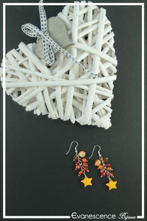 boucles-d-oreilles-chaine-voxane-couleur-orange-sur-fond-noir