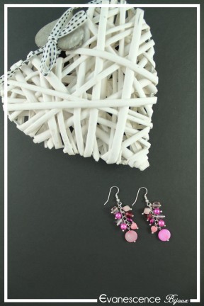 boucles-d-oreilles-chaine-fabiola-couleur-fuchsia-sur-fond-noir