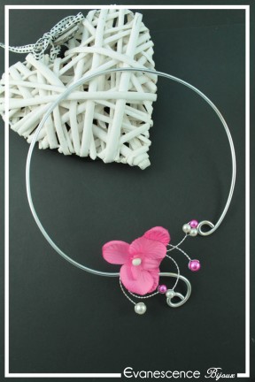 collier-en-aluminium-fada-couleur-blanc-et-fuchsia-sur-fond-noir