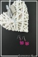 boucles-d-oreilles-en-aluminium-pastille-couleur-framboise-sur-fond-noir