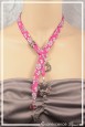 collier-en-tissu-kiki-couleur-rose-et-blanc-porte