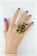 bague-reglable-en-aluminium-bamba-couleur-vert-et-marron-portee