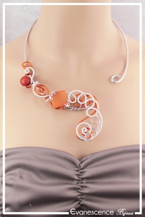 collier-en-aluminium-degas-couleur-orange-et-blanc-porte