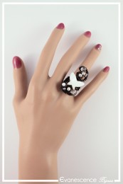 bague-reglable-en-aluminium-kouhai-couleur-noir-et-blanc-portee