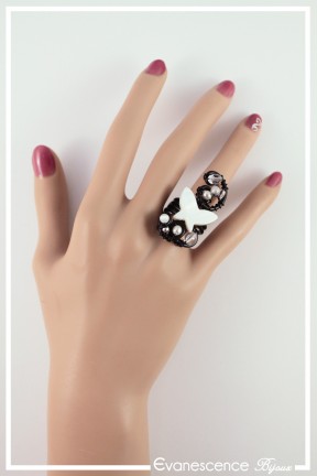 bague-reglable-en-aluminium-kouhai-couleur-noir-et-blanc-portee