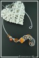 collier-en-aluminium-degas-couleur-orange-et-blanc-sur-fond-noir