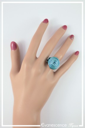 bague-reglable-en-aluminium-pastille-couleur-turquoise-portee