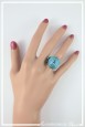 bague-reglable-en-aluminium-pastille-couleur-turquoise-portee