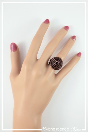 bague-reglable-en-aluminium-pastille-couleur-chocolat-portee