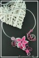 collier-en-aluminium-ziva-couleur-blanc-et-fuchsia-sur-fond-noir