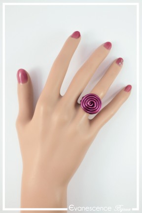 bague-reglable-en-aluminium-pastille-couleur-aubergine-portee