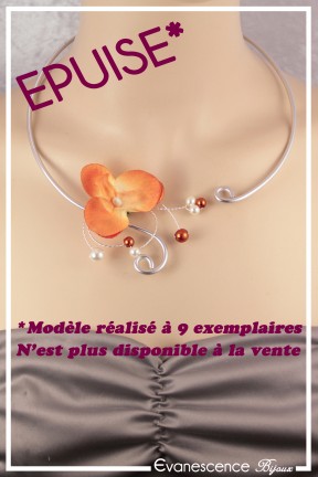 collier-en-aluminium-fada-couleur-blanc-et-orange-porte