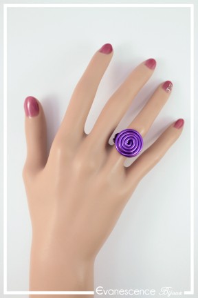 bague-reglable-en-aluminium-pastille-couleur-violet-portee