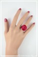 bague-reglable-en-aluminium-pastille-couleur-rouge-portee