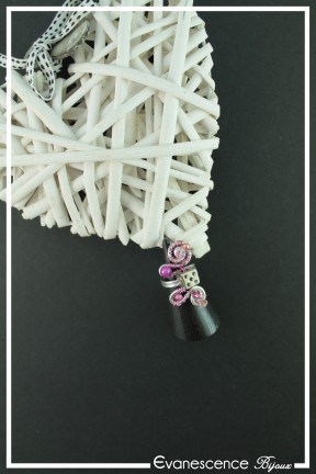 bague-reglable-en-aluminium-caelia-couleur-argent-et-fuchsia-sur-fond-noir