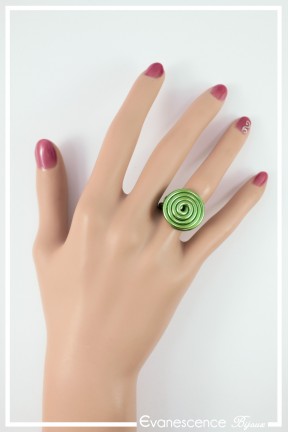 bague-reglable-en-aluminium-pastille-couleur-vert-pomme-portee