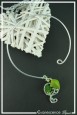 collier-en-aluminium-marylin-couleur-argent-et-vert-sur-fond-noir