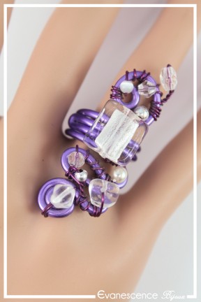 bague-reglable-en-aluminium-bamba-couleur-violet-et-blanc-portee-zoom