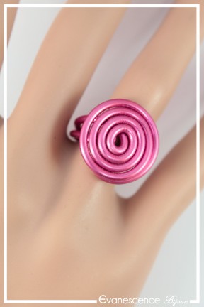 bague-reglable-en-aluminium-pastille-couleur-fuchsia-portee-zoom