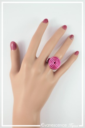 bague-reglable-en-aluminium-pastille-couleur-fuchsia-portee