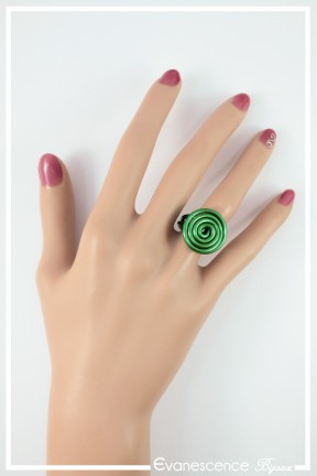 bague-reglable-en-aluminium-pastille-couleur-vert-portee