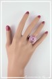 bague-reglable-en-aluminium-pastille-couleur-rose-portee