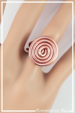 bague-reglable-en-aluminium-pastille-couleur-rose-pale-portee-zoom