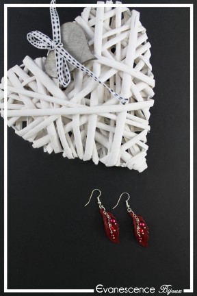 boucles-d-oreilles-chaine-frisouille-couleur-rouge-sur-fond-noir