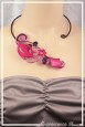 collier-en-aluminium-gina-couleur-noir-et-fuchsia-porte