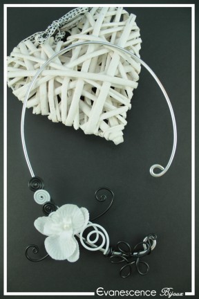 collier-en-aluminium-poupy-couleur-noir-et-blanc-sur-fond-noir