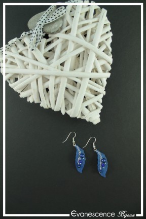 boucles-d-oreilles-chaine-frisouille-couleur-bleu-roi-sur-fond-noir