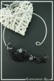 collier-en-aluminium-gina-couleur-argent-et-noir-sur-fond-noir