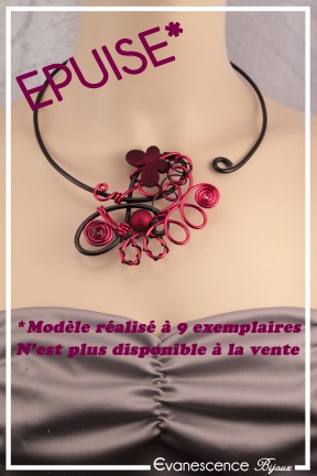 collier-en-aluminium-patoune-couleur-noir-et-rouge-porte