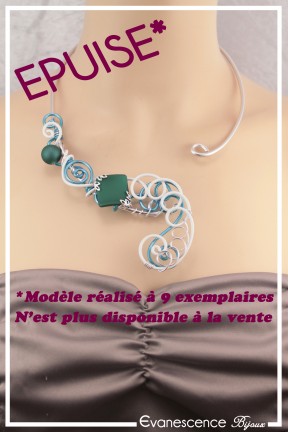 collier-en-aluminium-degas-couleur-turquoise-et-blanc-porte