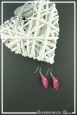 boucles-d-oreilles-chaine-frisouille-couleur-fuchsia-sur-fond-noir