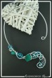 collier-en-aluminium-degas-couleur-turquoise-et-blanc-sur-fond-noir