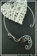 collier-en-aluminium-degas-couleur-chocolat-et-blanc-sur-fond-noir