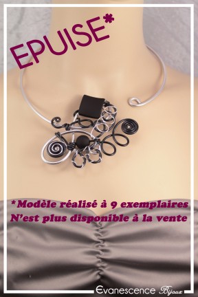 collier-en-aluminium-fripou-couleur-argent-et-noir-porte