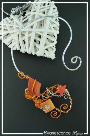 collier-en-aluminium-panthere-couleur-argent-et-orange-sur-fond-noir